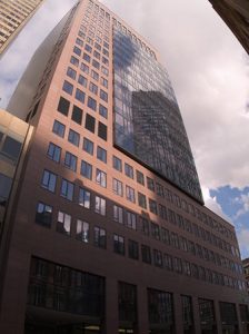 Hochhaus K26 Frankfurt - Straßenansicht